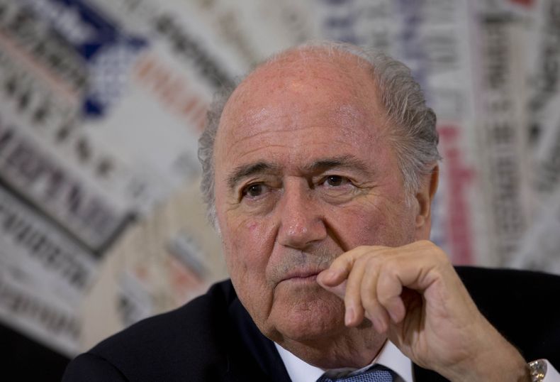 El presidente de la FIFA, Joseph Blatter, habla con periodistas en una reuni&oacute;n con corresponsales extranjeros el viernes, 22 de noviembre de 2013, en Roma.  (AP Photo/Andrew Medichini)