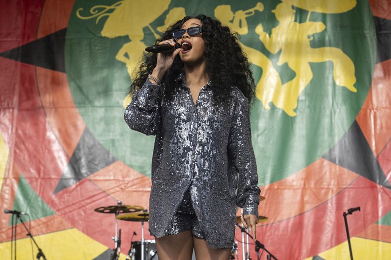 ARCHIVO - H.E.R. actúa en el New Orleans Jazz & Heritage Festival 2023 el 6 de mayo de 2023. (Foto Amy Harris/Invision/AP, archivo)