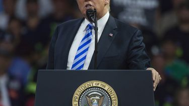 Encuesta AP-NORC: dudan del beneficio de aranceles de Trump