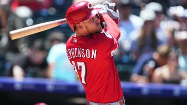 Tyler Stephenson, de los Rojos de Cincinnati, batea frente a los Rockies de Colorado en la tercera entrada del juego de béisbol de Grandes Ligas, el domingo 19 de julio de 2026, en Denver. (AP Foto/David Zalubowski)