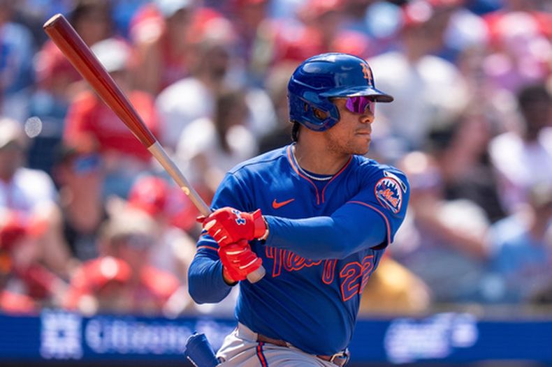 El dominicano de los Mets de Nueva York Juan Soto batea un sencillo remolcador en la sexta entrada ante los Filis de Filadelfia el domingo 19 de julio del 2026. (AP Foto/Chris Szagola)