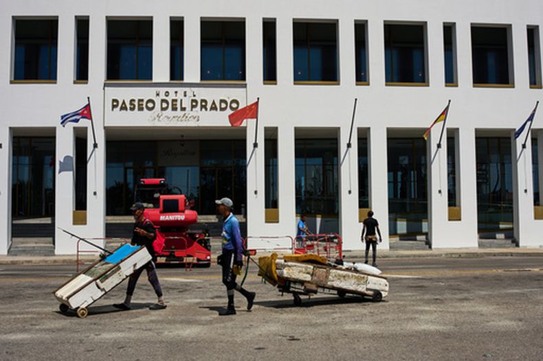 Pescadores con balsas improvisadas pasan frente al hotel Paseo del Prado, de la cadena canadiense Blue Diamond, en La Habana, el martes 2 de junio de 2026. (Foto AP/Ramón Espinosa)