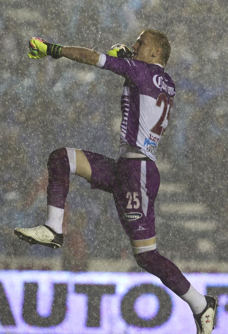 El arquero William Yarbrough del Le&oacute;n celebra luego del gol anotado por su compa&ntilde;ero Luis Montes ante Cruz Azul en el torneo Clausura de M&eacute;xico el s&aacute;bado 3 de mayo de 2014. (AP Foto/Christian Palma)