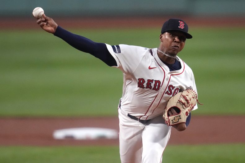 ARCHIVO - Brayan Bello de los Medias Rojas de Boston lanza ante los Orioles de Baltimore, el 9 de septiembre de 2024, en Boston. (AP Foto/Charles Krupa)