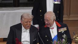 El presidente de Estados Unidos, Donald Trump, a la izquierda, y el rey Carlos III de Inglaterra hablan durante un banquete de Estado en el castillo de Windsor, Inglaterra, durante la segunda visita oficial de Trump y la primera dama, Melania Trump, a Reino Unido, el miércoles 17 de septiembre de 2025. (Yui Mok/PA via AP, Pool Foto via AP)