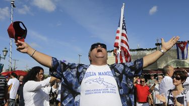 cubanos en miami festejan y reflexionan tras muerte de fidel