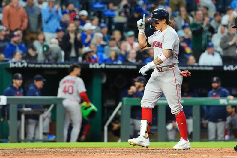 El mexicano Jarren Durán, de los Medias Rojas de Boston, festeja tras batear un jonrón de dos carreras ante los Reales de Kansas City, el miércoles 20 de mayo de 2026 (AP Foto/Charlie Riedel)