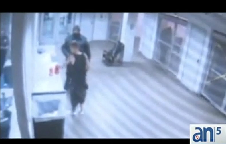 Las autoridades revelan los videos de Justin Bieber mientras estuvo diez horas detenido en la policía de Miami Beach.
