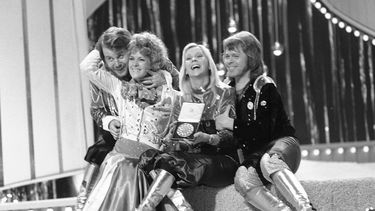 En esta fotografía de archivo del 6 de abril de 1974, el grupo pop sueco ABBA celebra su victoria en el Festival de la Canción de Eurovisión de 1974 con su canción Waterloo. (Foto AP/Robert Dear, Archivo)