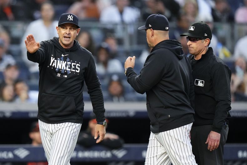 Aaron Boone, manager de los Yanquis de Nueva York, discute con el umpire Chris Guccione, stras su expulsión del juego del jueves 25 de mayo de 2023 ante los Orioles de Baltimore (AP Foto/Frank Franklin II)