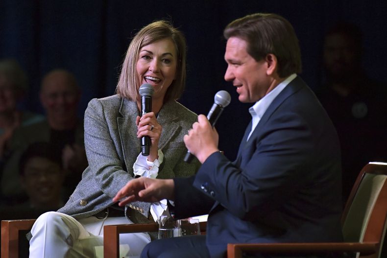 ARCHIVO - El gobernador de Florida Ron DeSantis habla en un evento con la gobernadora de Iowa Kim Reynolds, el viernes 10 de marzo de 2023, en Davenport, Iowa. (AP Foto/Ron Johnson, archivo)