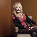 ARCHIVO - Dolly Parton posa en la Ceremonia de la Medalla Carnegie a la Filantropía en Nueva York, el 13 de octubre de 2022. Carl Dean, esposo de Dolly Parton durante casi 60 años, murió el lunes 3 de marzo de 2025 en Nashville, Tennessee, a los 82 años. (Foto AP/Andres Kudacki, archivo)