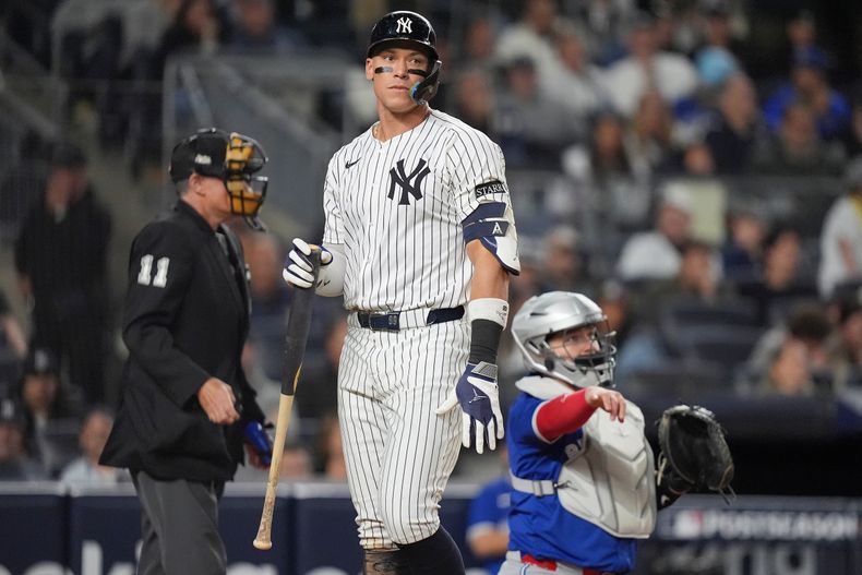 Aaron Judge, de los Yankees de Nueva York, se lamenta tras poncharse en el cuarto juego de la serie divisional ante los Azulejos de Toronto, el miércoles 8 de octubre de 2025 (AP Foto/Frank Franklin II)