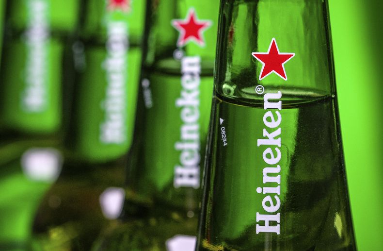 ARCHIVO - Botellas de cerveza Heineken en Washington, el 30 de marzo de 2018. (AP Foto/J. David Ake, archivo)