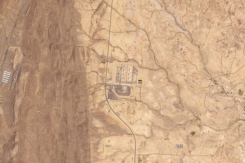 Esta imagen de satélite proporcionada por Planet Labs PBC muestra una refinería de petróleo de Saudi Aramco al norte de Abha, Arabia saudí, poco antes de que una columna de humo comenzara a salir del recinto el martes 8 de septiembre de 2026. (Planet Labs PBC via AP)