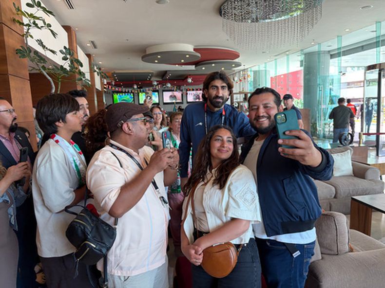 El portero de Irán Alireza Beiranvand se toma una foto con aficionados en su hotel en Tijuana, México el domingo 28 de junio del 2026. (AP Foto/Gabriela Aoun Angueira)