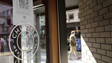 Muchos negocios en EEUU suben salarios: les urgen empleados