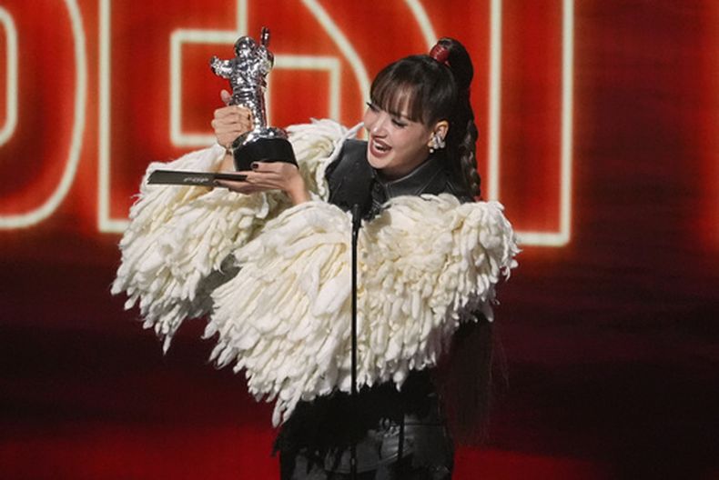 Lisa recibe el premio al mejor video pop por Dream feat. Kentara Sakaguchi durante los Premios MTV a los Videos Musicales, el domingo 27 de septiembre de 2026, en el Teatro Peacock de Los Ángeles. (Foto AP/Chris Pizzello)