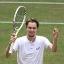 El kazajo Alexander Bublik celebra después de ganarle al alemán Alexander Zverev en las semifinales del Abierto de Halle, el sábado 24 de junio de 2023. (Friso Gentsch/dpa vía AP)