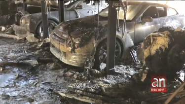 incendio en mansion de fort laudardale destroza un bentley, un porsche 911 special, un tesla y un nissan gtr