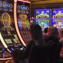 Apostadores juegan en las máquinas tragamonedas del Ocean Casino Resort, en Atlantic City, Nueva Jersey, el 9 de noviembre de 2023. (AP Foto/Wayne Parry)