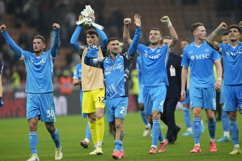 Los jugadores del Napoli festejan su triunfo sobre el Milan en la Serie A italiana, el martes 29 de octubre de 2024 en la Serie A italiana (AP Fto/Luca Bruno)