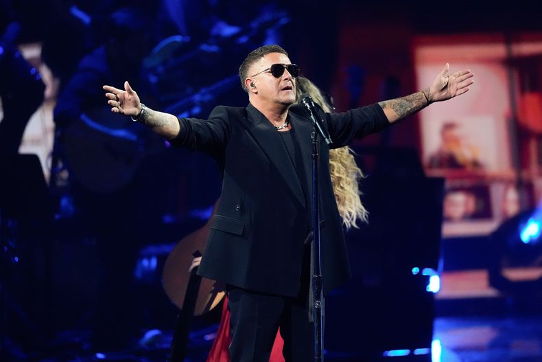 Alejandro Sanz durante su presentación en el Latin Grammy 2025 el jueves 13 de noviembre de 2025 en el MGM Grand de Las Vegas. (Foto AP/Chris Pizzello)
