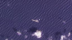 Esta foto satelital de Planet Labs PBC muestra al buque estadounidense USNS Roy P. Benavidez en el Mar Mediterráneo frente a la Franja de Gaza, el 27 de abril de 2024. (Planet Labs PBC via AP)