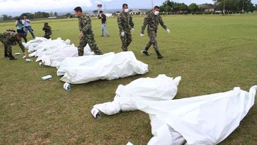 americateve | Soldados colombianos caminan junto bolsas con cad&aacute;veres de 10 rebeldes muertos en combates con soldados del ej&eacute;rcito, de acuerdo con las autoridades,  en una base militar en Tame, en el departamento de Arauca, Colombia, el domingo 24 de novi