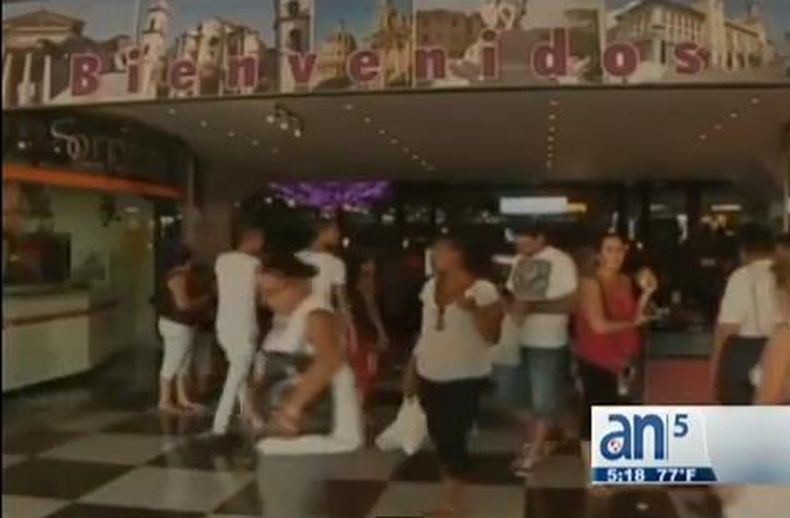 Los cubanos se aprestan a celebrar la navidad, pero a diferencia de otros países en la Isla no hay el fervor religioso de la temporada, ni los precios especiales en las tiendas.