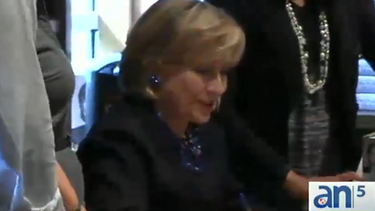 americateve | La posible candidata presidencial demócrata, ex primera dama, Hillary Clinton anda por el sur de la Florida.