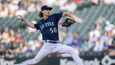 El abridor de los Marineros de Seattle Bryce Miller lanza en la primera entrada del encuentro ante los Marlins de Miami el lunes 12 de junio del 2023. (AP Foto/Stephen Brashear)