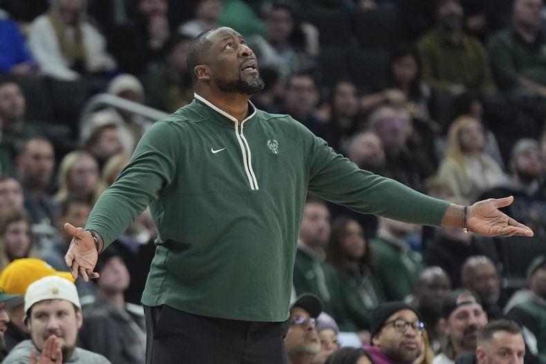 El entrenador de los Bucks de Milwaukee Adrian Griffin durante el partido contra los Kings de Sacramento, el domingo 14 de enero de 2024, en Milwaukee. (AP Foto/Morry Gash)