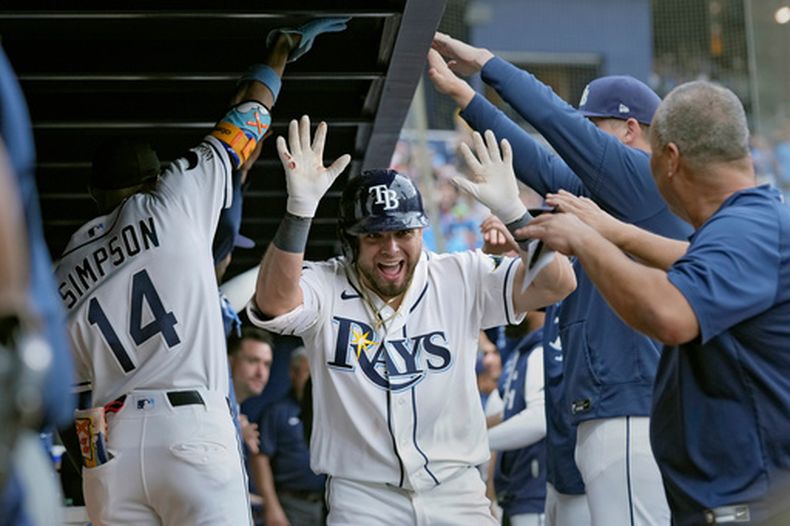 Jonathan Aranda (centro) de los Rays de Tampa Bay celebra tras batear un jonrón ante los Astros de Houston, el domingo 13 de septiembre de 2026, en St. Petersburg, Florida. (AP Foto/Chris OMeara)