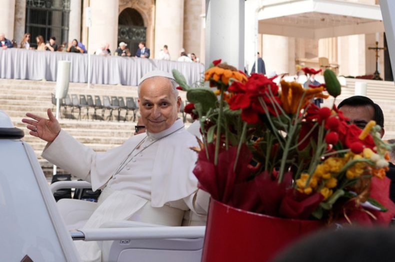 El papa León XIV recibe flores a su salida, al término de la audiencia general en la plaza de San Pedro, en el Vaticano, el miércoles 21 de octubre de 2026. (Foto AP/Gregorio Borgia)