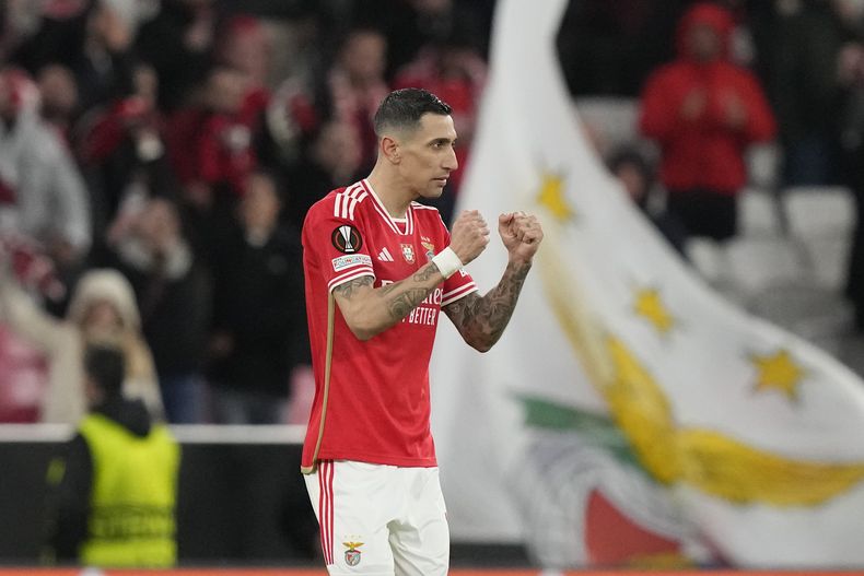 En foto del 7 de marzo del 2024, Angel Di Maria del Benfica celebra tras anotar de penal en el encuentro de octavos de la Liga Europa ante Rangers. El lunes 24 de marzo del 2024, Di Maria recibe amenazas en su natal Rosario. (AP Foto/Armando Franca)