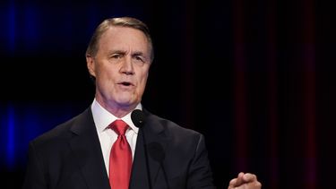 ARCHIVO – El exsenador David Perdue habla en un debate republicano de la elección primaria para la gubernatura, el 1 de mayo de 2022 en Atlanta. (AP Foto/Brynn Anderson, Pool, Archivo)