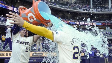 Willy Adames de los Cerveceros de Milwaukee baña a William Contreras tras la victoria ante los Piratas de Pittsburgh, el miércoles 15 de mayo de 2024. (AP Foto/Morry Gash)