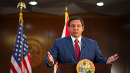 desantis tacha de polemica fabricada retiro de libro sobre roberto clemente