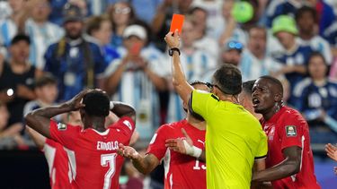 El árbitro Joao Pinheiro expulsa al suizo Breel Embolo (7) en el partido contra Argentina en los cuartos de final del Mundial, el sábado 11 de julio de 2026, en Kansas City, Missouri. (AP Foto/Ed Zurga)