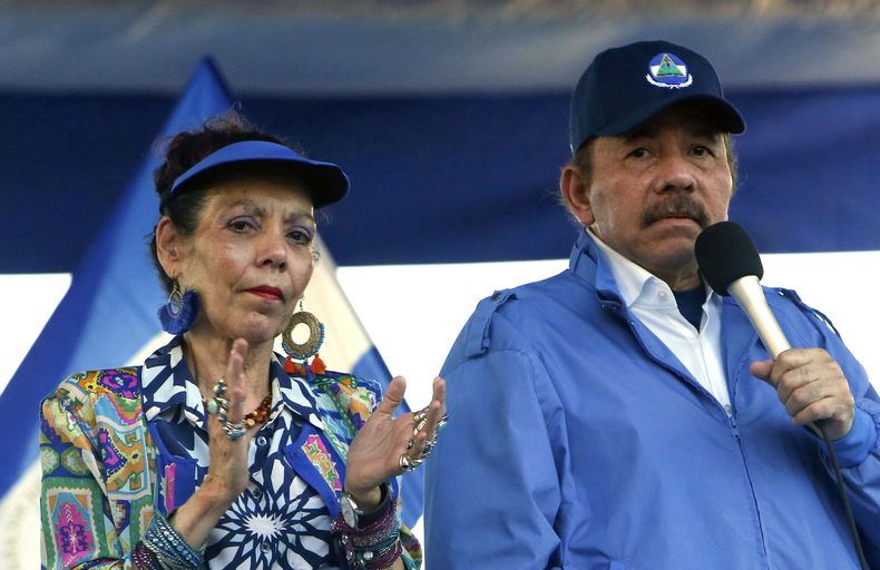 ARCHIVO - En esta fotografía de archivo del 5 de septiembre de 2018, el presidente de Nicaragua, Daniel Ortega, y su esposa, la vicepresidenta Rosario Murillo, dirigen un mitin en Managua, Nicaragua. (AP Foto/Alfredo Zuniga, Archivo)