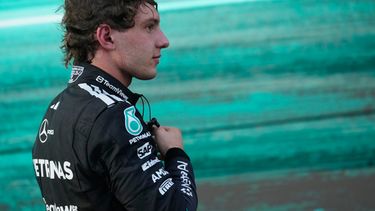 El italiano Kimi Antonelli, de Mercedes, llega a los fosos tras el Gran Premio de Azerbaiyán en Baku, el sábado 26 de septiembre de 2026 (AP Foto/Pavel Bednyakov)