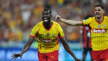 Abdallah Sima, del Lens, celebra después de marcar gol durante la final de la Copa de Francia contra Niza, en Saint-Denis, a las afueras de París, el viernes 22 de mayo de 2026. (AP Foto/Thibault Camus)