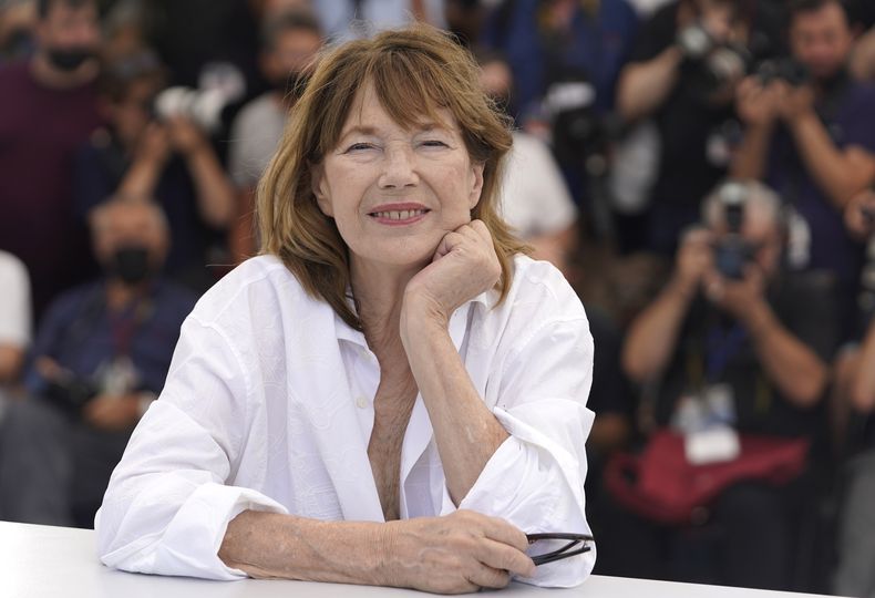 Jane Birkin posa en la sesión fotográfica de la película Jane By Charlotte en el 74º festival internacional de cine de Cannes, sur de Francia, el 8 de julio de 2021. Birkin murió a los 76 años, se informó el 16 de julio de 2023. (AP Foto/Brynn Anderson, File)