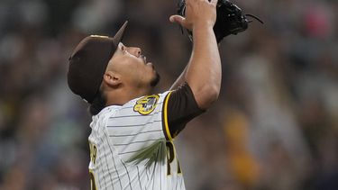 Jeremiah Estrada, de los Padres de San Diego, festeja tras conseguir el último ponche del juego ante los Marlins de Miami, el martes 28 de mayo de 2024 (AP Foto/Gregory Bull)