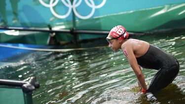 ARCHIVO - Foto del 4 de agosto del 2023, la británica Alice Dearing sale del agua tras el maratón de natación en los Juegos Olímpicos de Tokio. (AP Foto/David Goldman)
