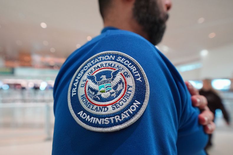 Un agente de la TSA con un parche del Departamento de Seguridad Nacional en su uniforme en el Aeropuerto Love Field, el miércoles 18 de febrero de 2026, en Dallas. (AP Foto/LM Otero)