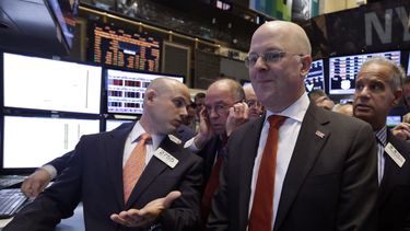 americateve | El director general del Brixmor Property Group, Michael Carroll, en primer plano a la derecha, observa las cotizaciones de su compa&ntilde;&iacute;a en la oferta p&uacute;blica inicial de esta en la Bolsa de Valors de Nueva York, el mi&eacute;rcoles 30 de