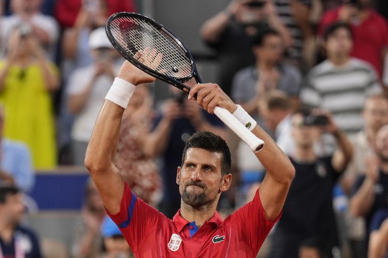 El serbio Novak Djokovic festeja tras derrotar al griego Stefanos Tsitsipas en los cuartos de final de los Juegos Olímpicos, el jueves 1 de agosto de 2024, en Roland Garros (AP Foto/Manu Fernández)