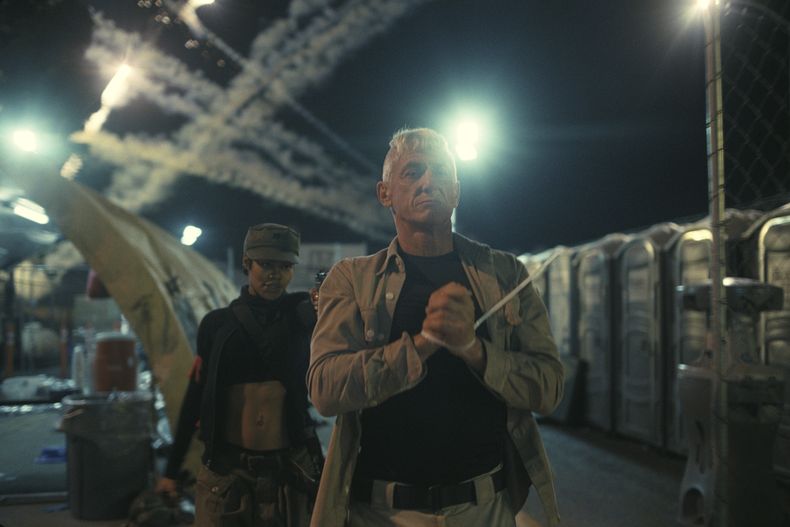 Esta imagen publicada por Warner Bros. Pictures muestra a Teyana Taylor, a la izquierda, y Sean Penn en una escena de One Battle After Another. (Warner Bros. Pictures via AP)